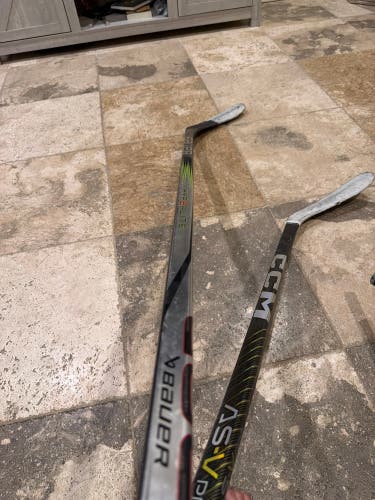 Intermediate Bauer Vapor Hyperlite 2 Right Handed Hockey Stick P28 55 Flex (Used)