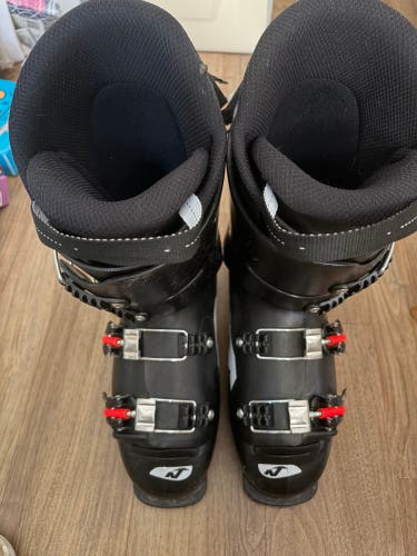 Mondo 26 & 26.5 Men's size 8 Nordica  Dobermann 70 Ski Boots (Used)