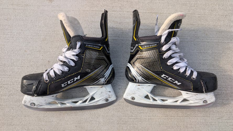 CCM Tacks Vector Hockey Skates Regular Width Size 2.5 (Used)