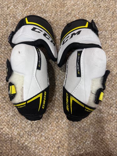 Junior Medium CCM Tacks 9060 Elbow Pads (Used)