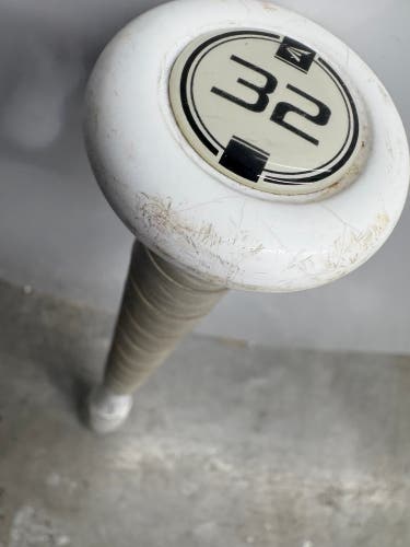 Easton Bat (-10) 22 oz 32" (Used)