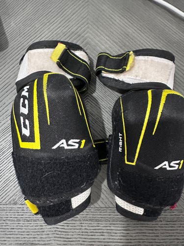 Youth Medium CCM Super Tacks AS1 Elbow Pads (Used)