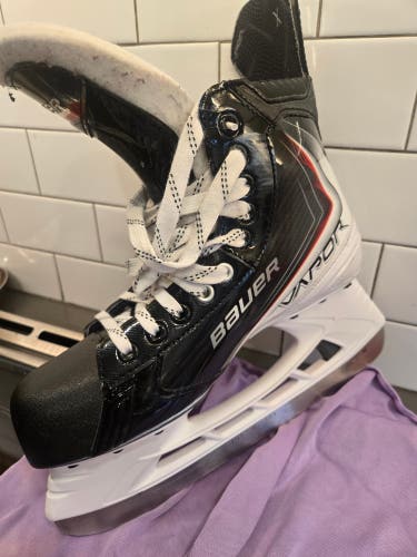 Black/White 2025 Bauer Vapor XLTX Hockey Skates Regular Width 8 (Used)