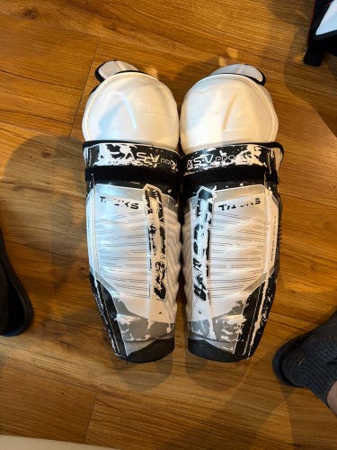 Senior CCM Tacks AS-V Pro 16" Shin Pads (Used)