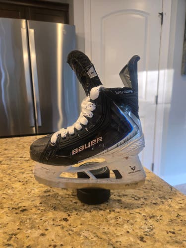 2025 Bauer Vapor Flylites Hockey Skates Regular Width Size 1 (Used)