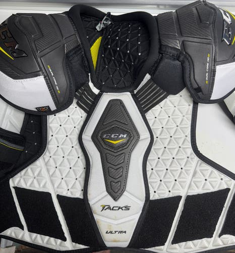 XL Senior CCM Ultra Tacks Shoulder Pads (Used)