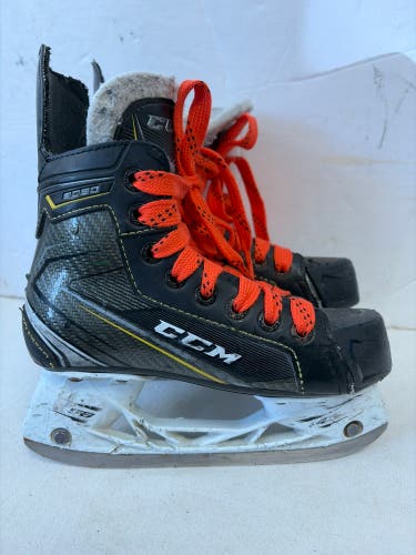 CCM Tacks 9060 Hockey Skates Regular Width Size 1.5 (Used)