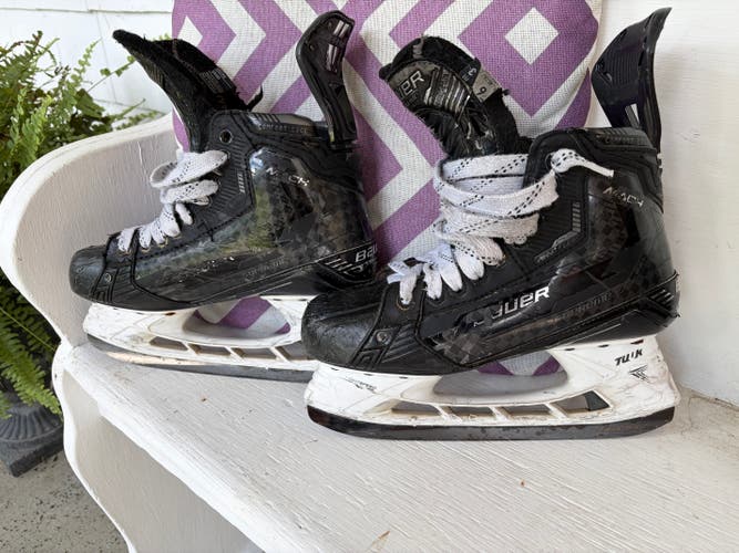 Black 2024 Bauer Supreme Mach Hockey Skates Regular Width Size 6 (Used)