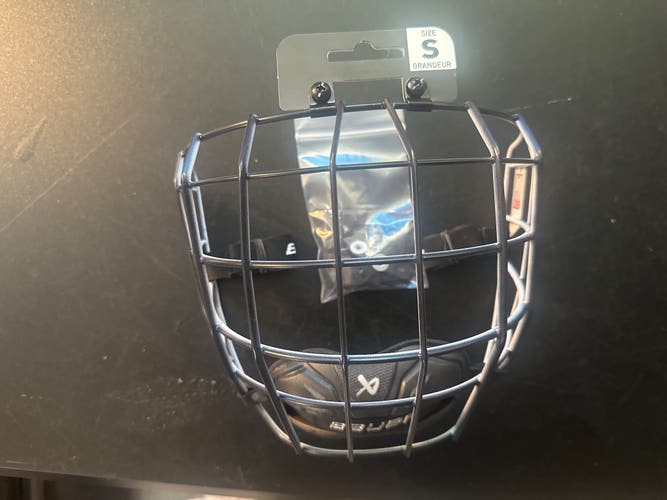 Small Bauer Profile III Facemask Full Cage (New)
“Oreo”style color