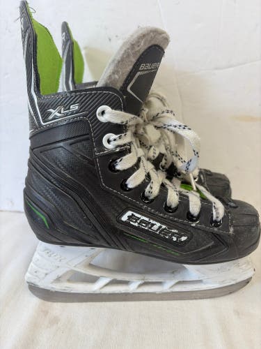 Black Bauer XLS Hockey Skates Regular Width Size 1 (Used)