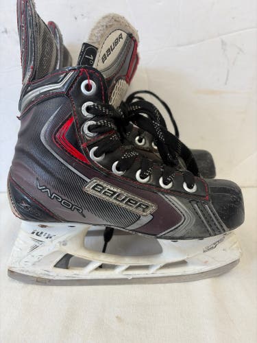Black Bauer Vapor X90 Hockey Skates Regular Width Size 1 (Used)
