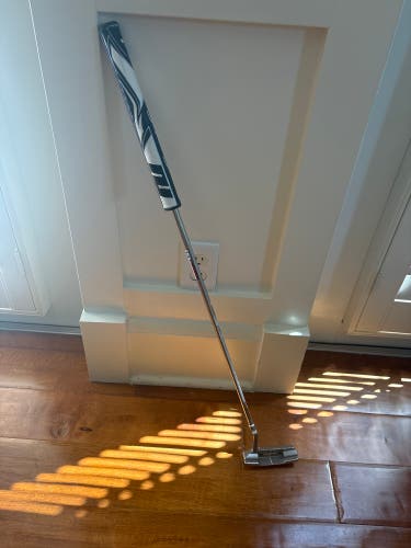 Unisex Scotty Cameron Right Handed Putter 33" (Used)