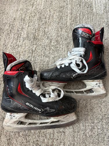 Intermediate Bauer Vapor 3X Pro Hockey Skates Size 5.5 (Used)