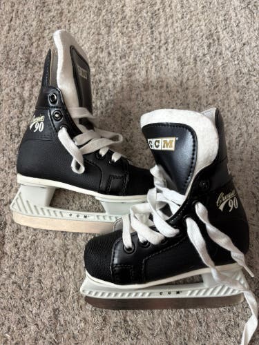Youth CCM Champion 90 Hockey Skates Regular Width 8 (Used)