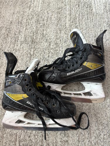 Intermediate Bauer Supreme 3S Pro Hockey Skates Size 4 (Used)