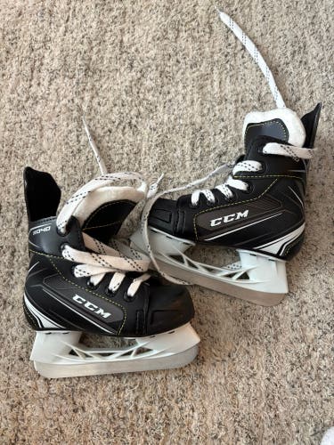 Youth CCM Tacks 9040 Hockey Skates Regular Width 9 (Used)