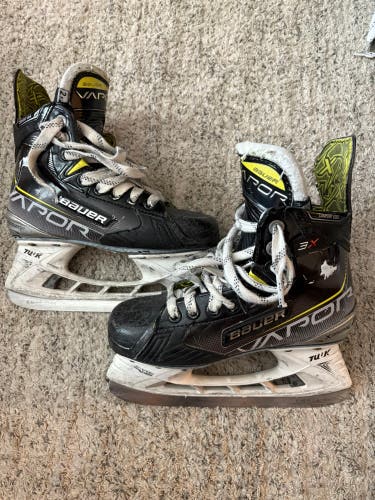 Junior Bauer Vapor 3X Hockey Skates Regular Width Size 2.5 (Used)