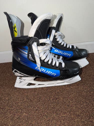 Blue Bauer Vapor Hyperlite 2 Hockey Skates Pro Stock 8.5 (Used)