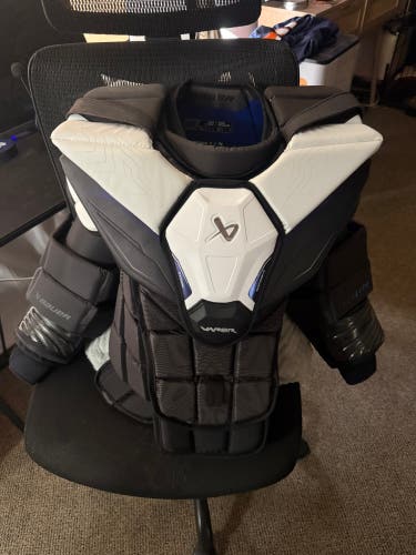 Large/Extra Large Bauer Vapor Flylite Goalie Chest Protector (Used) (ARMS ARE RIPPED )