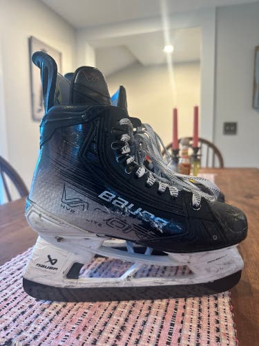 2023 Bauer Vapor Hyperlite 2 Hockey Skates Regular Width Size 4.5 (Used)