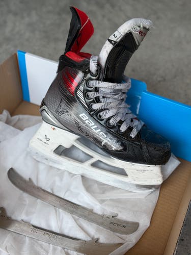 Bauer Vapor X5 Pro Hockey Skates Regular Width Size 2 (Used)