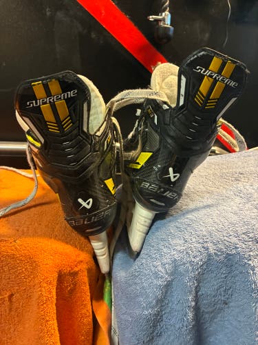 Black/Yellow 2022 Bauer Supreme M3 Hockey Skates Regular Width Size 4.5 (Used)