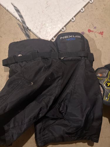 Youth Small Bauer Nexus 400 Hockey Pants (Used)
