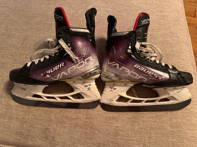 2021 Bauer Vapor Hyperlite Hockey Skates Size 4 (Used) + (like new) Titanium blades