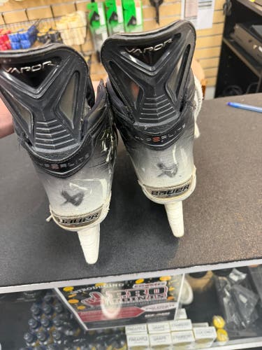 2023 Bauer Vapor Hyperlite 2 Hockey Skates Extra Wide Width 6.5 (Used)