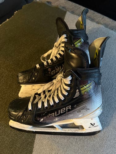 Bauer Vapor Hyperlite 2 Hockey Skates Regular Width Pro Stock 7.5 (Used)
