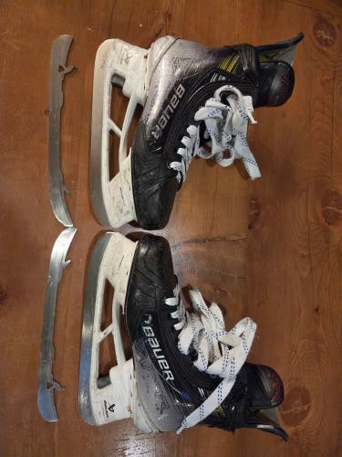 Bauer Vapor Hyperlite 2 Hockey Skates Size 5.5 (Used)