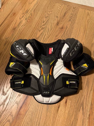 Small Senior CCM Super Tacks AS1 Shoulder Pads (Used)