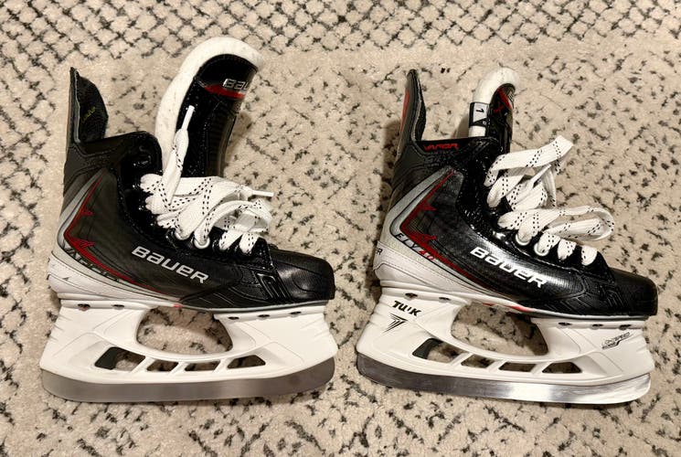 2025 Bauer Vapor Fly40 Hockey Skates Regular Width Size 1 (Used)