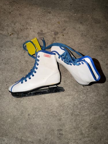 {Blank} Figure Skates B Junior 3.5 (Used)
