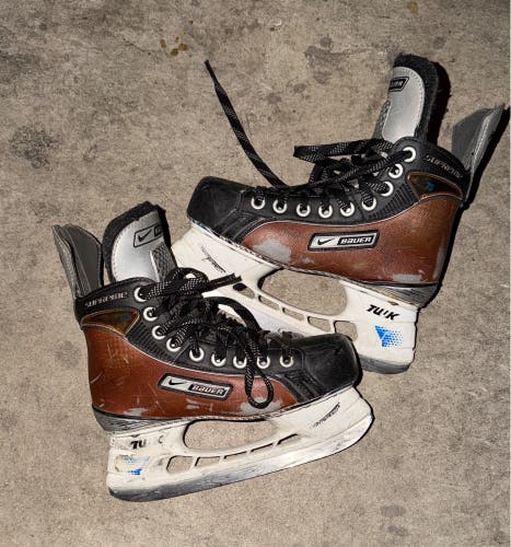 Black Bauer Hockey Skates Size 3.5 (Used)