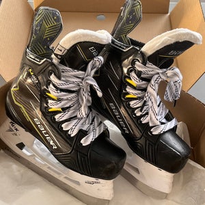 Black/Gray 2024 Bauer Supreme M40 Hockey Skates Regular Width Size 1 (Used)