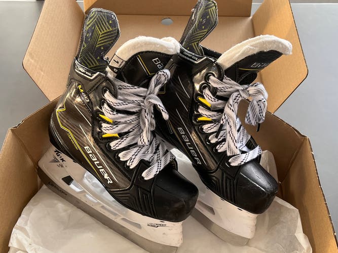 Black/Gray 2024 Bauer Supreme M40 Hockey Skates Regular Width Size 1 (Used)