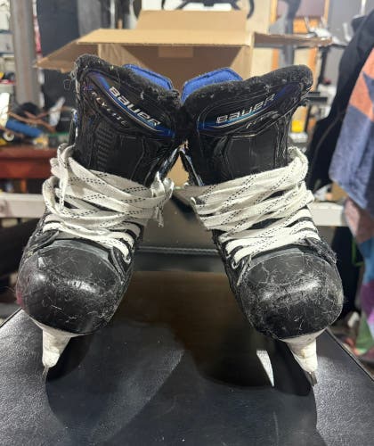 2025 Bauer Vapor Flylite Hockey Skates Regular Width 13.5 (Used)
