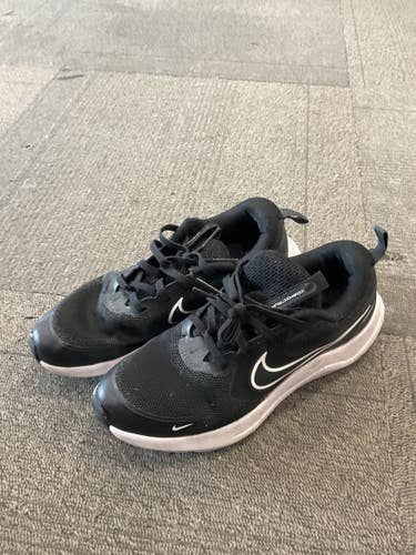 Used Nike COSMIC RUNNER Basketball Shoes Y Black Junior 04.5 11614-S000243349