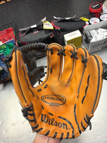 Wilson RH Infield Baseball Glove 12" (Used)