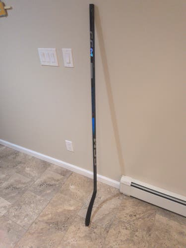 Intermediate CCM JetSpeed FT7 Pro Right Handed Hockey Stick P29 65 Flex (Used)