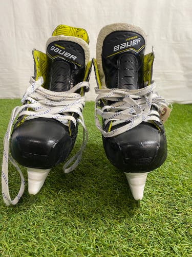 Intermediate Bauer S24 Supreme Elite (SMU) Hockey Skates Size 4.5 (New)