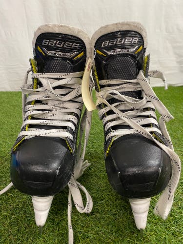 Junior Bauer Supreme Ignite Pro Hockey Skates Size 3.5 (Used)