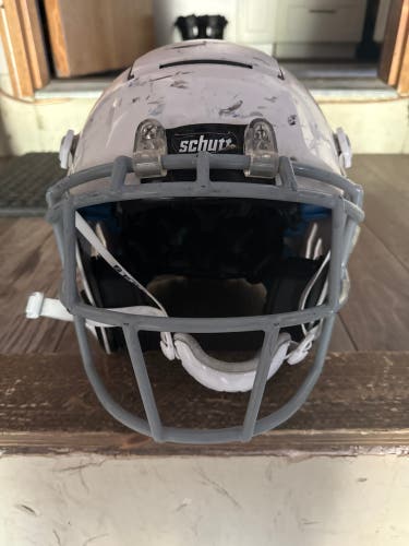 White Youth Medium Schutt F7 LX1 Helmet (Used)