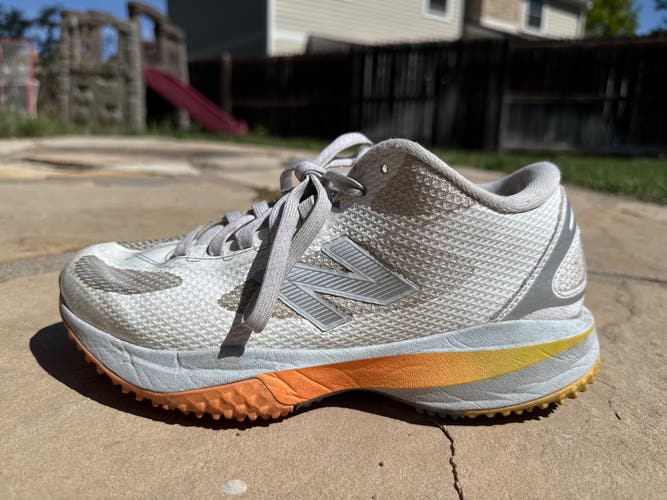 White Unisex Size M 7.0 (W 8.0) Adult New Balance Freeze Mid Top Turf Cleats (Used)