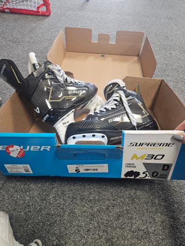 Bauer Supreme M30 Hockey Skates Regular Width Size 5 (Used)