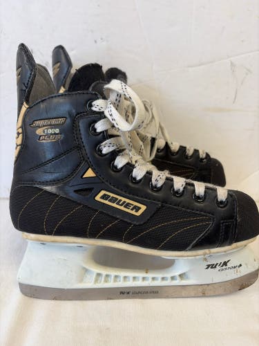 Black Bauer Supreme 1000 Hockey Skates Regular Width Size 4.5 (Used)