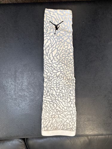 White Large/Extra Large Men's Jordan Arm Sleeve (Used)