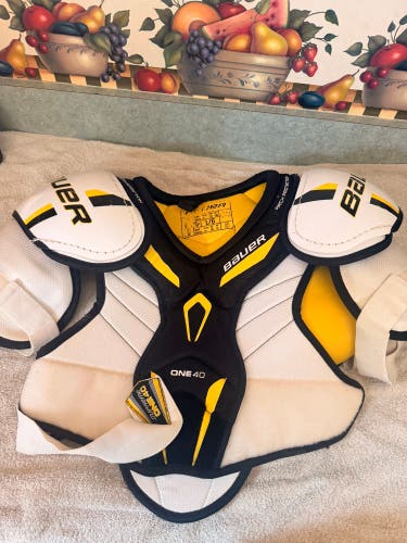 Large Senior Bauer Supreme One 40 Shoulder Pads (Used)