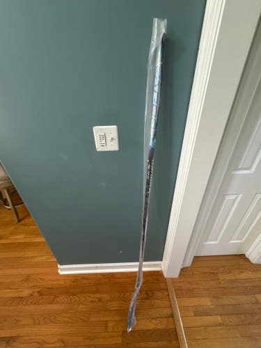 Senior Bauer Vapor Flylite Right Handed Hockey Stick P28 77 Flex (New)